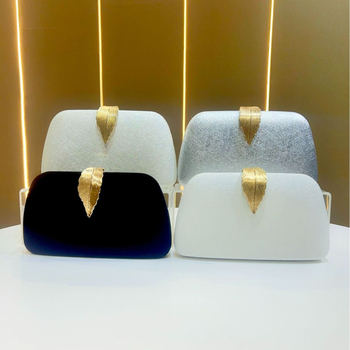 Velúr estélytáska, kis négyzet alakú forma, zárócsattal lezárható, telefontok, poliészter bélés