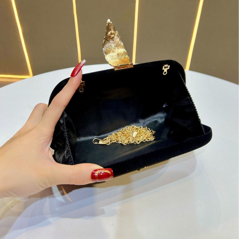 Velúr estélytáska, kis négyzet alakú forma, zárócsattal lezárható, telefontok, poliészter bélés