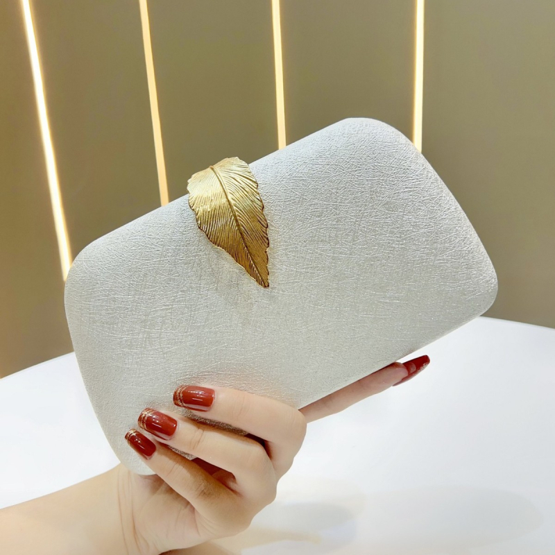 Velúr estélytáska, kis négyzet alakú forma, zárócsattal lezárható, telefontok, poliészter bélés