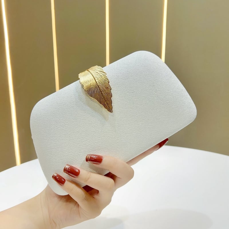 Velúr estélytáska, kis négyzet alakú forma, zárócsattal lezárható, telefontok, poliészter bélés