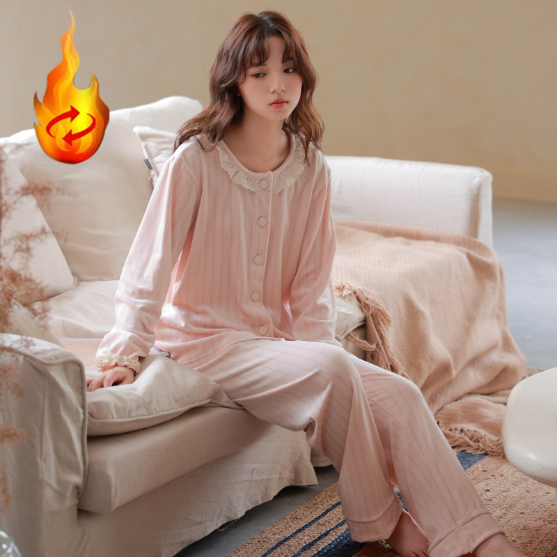 Női téli pizsama szett — Koreai stílusú kardigán, Derong anyag, kerek nyak, hosszú ujjú, nadrágos, közepes vastagságú (201–250 g/m²), légáteresztő és kényelmes otthoni viselet, külső viselésre is alkalmas.