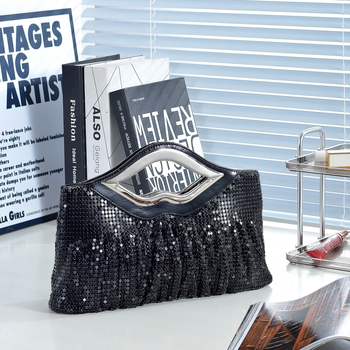 Női kézitáska alumíniumlemezből, vízszintes négyzetes forma, mágneses zárás, belső cipzáras zseb, Lip Pack stílus, városi egyszerűség