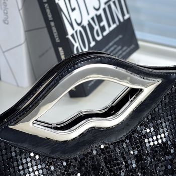 Női kézitáska alumíniumlemezből, vízszintes négyzetes forma, mágneses zárás, belső cipzáras zseb, Lip Pack stílus, városi egyszerűség