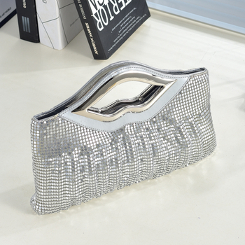 Női kézitáska alumíniumlemezből, vízszintes négyzetes forma, mágneses zárás, belső cipzáras zseb, Lip Pack stílus, városi egyszerűség