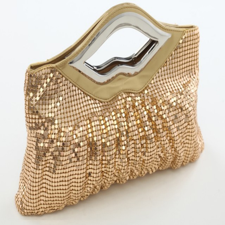 Női kézitáska alumíniumlemezből, vízszintes négyzetes forma, mágneses zárás, belső cipzáras zseb, Lip Pack stílus, városi egyszerűség