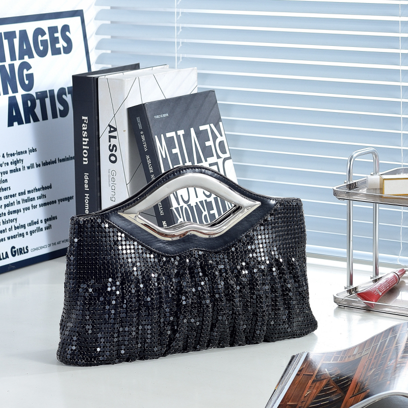 Női kézitáska alumíniumlemezből, vízszintes négyzetes forma, mágneses zárás, belső cipzáras zseb, Lip Pack stílus, városi egyszerűség