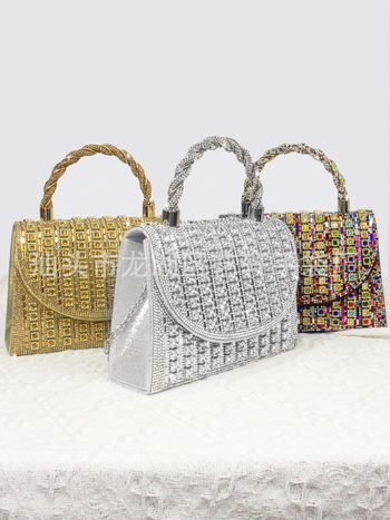 Crossbody torba, horizontalni kvadratni oblik, mali kvadratni stil, vanjski poliester, unutarnja podstava poliester, magnetsko zatvaranje, unutarnji džepovi za telefon i ID