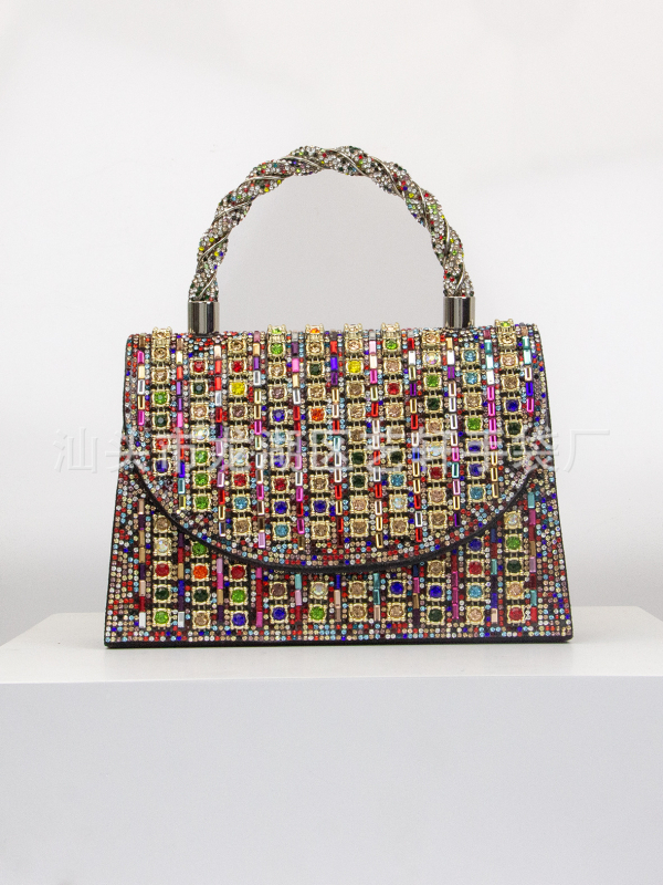 Crossbody torba, horizontalni kvadratni oblik, mali kvadratni stil, vanjski poliester, unutarnja podstava poliester, magnetsko zatvaranje, unutarnji džepovi za telefon i ID
