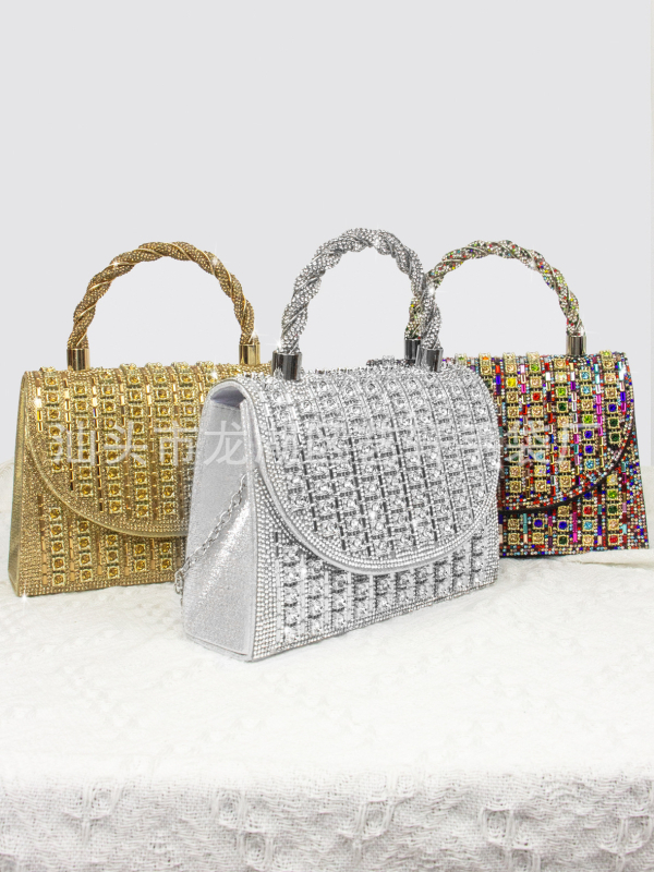 Crossbody torba, horizontalni kvadratni oblik, mali kvadratni stil, vanjski poliester, unutarnja podstava poliester, magnetsko zatvaranje, unutarnji džepovi za telefon i ID