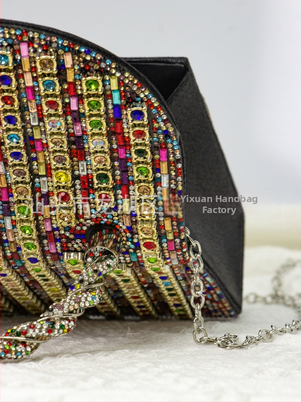 Crossbody torba, horizontalni kvadratni oblik, mali kvadratni stil, vanjski poliester, unutarnja podstava poliester, magnetsko zatvaranje, unutarnji džepovi za telefon i ID
