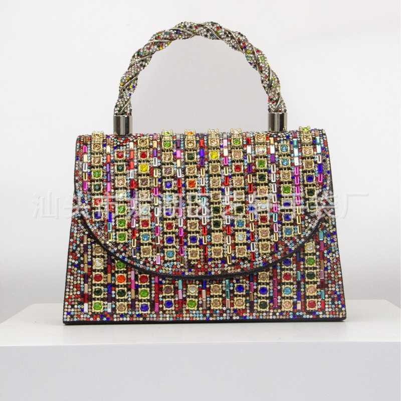 Crossbody torba, horizontalni kvadratni oblik, mali kvadratni stil, vanjski poliester, unutarnja podstava poliester, magnetsko zatvaranje, unutarnji džepovi za telefon i ID