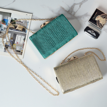 Clutch torbica večernja s plisiranim uzorkom, PU koža, uspravni kvadratni oblik, džep za mobitel, zatvaranje kopčom, urban minimalist stil