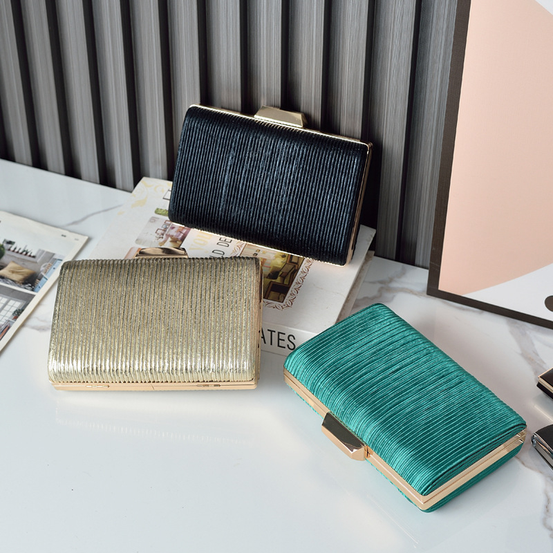 Clutch torbica večernja s plisiranim uzorkom, PU koža, uspravni kvadratni oblik, džep za mobitel, zatvaranje kopčom, urban minimalist stil