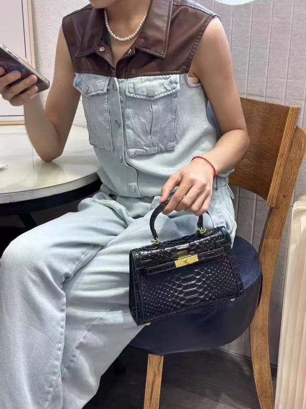 Ženska Kelly torba, prava koža s Pearl Fish Skin teksturom, trapezni oblik, otvaranje preklopom