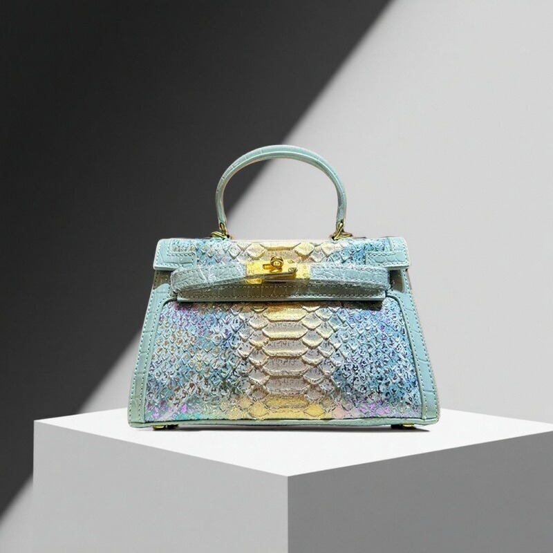 Ženska Kelly torba, prava koža s Pearl Fish Skin teksturom, trapezni oblik, otvaranje preklopom