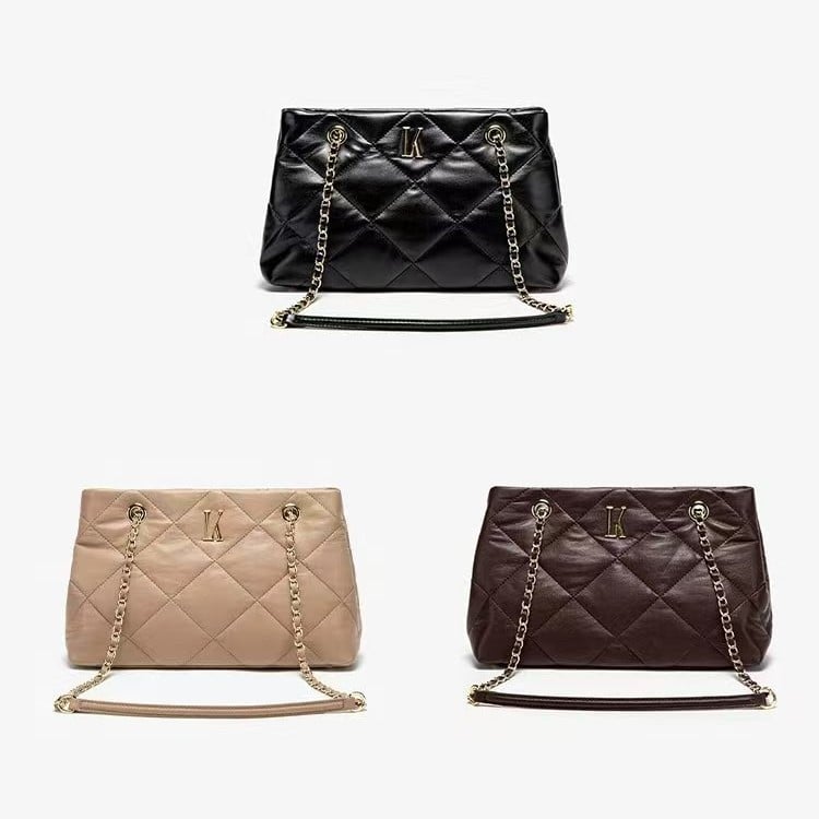 Crossbody torba, kviliran dizajn, dvostruke naramenice (materijal: PU; podstava: poliester; zatvaranje: zip; unutarnja džep s zipom; oblik: vodoravni kvadrat)