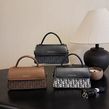 Crossbody torba PU materijal, urbanog jednostavnog stila, horizontni kvadratni oblik, otvaranje s poklopcem, unutarnji džepovi za mobitel i identifikacijsku karticu