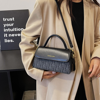 Crossbody torba PU materijal, urbanog jednostavnog stila, horizontni kvadratni oblik, otvaranje s poklopcem, unutarnji džepovi za mobitel i identifikacijsku karticu