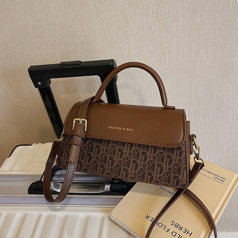 Crossbody torba PU materijal, urbanog jednostavnog stila, horizontni kvadratni oblik, otvaranje s poklopcem, unutarnji džepovi za mobitel i identifikacijsku karticu
