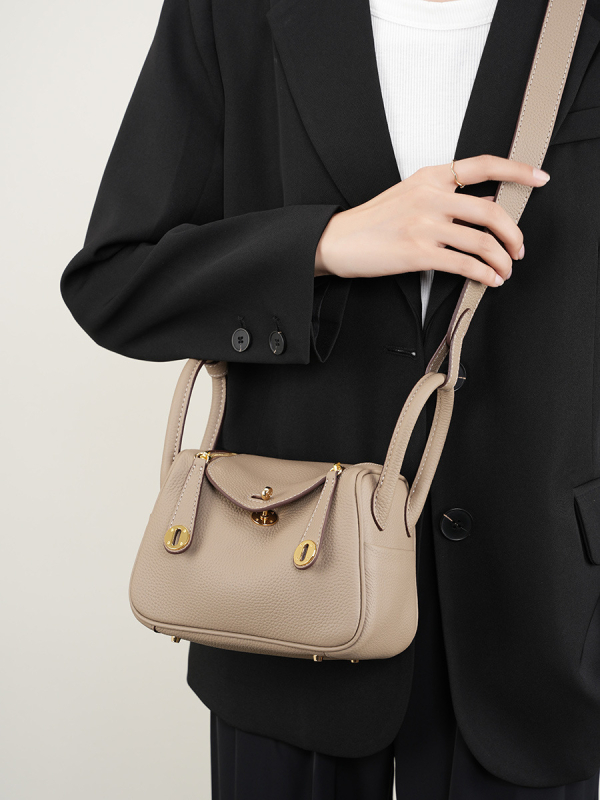 Crossbody torba, koža prvog sloja teleće kože, vodoravni kvadratni oblik, zatvaranje na zip, džep sa zipom i džep za telefon