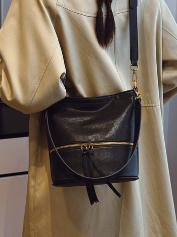 Чанта-кофа от PU с цип, единична презрамка, подплата полиестер, форма на кофа