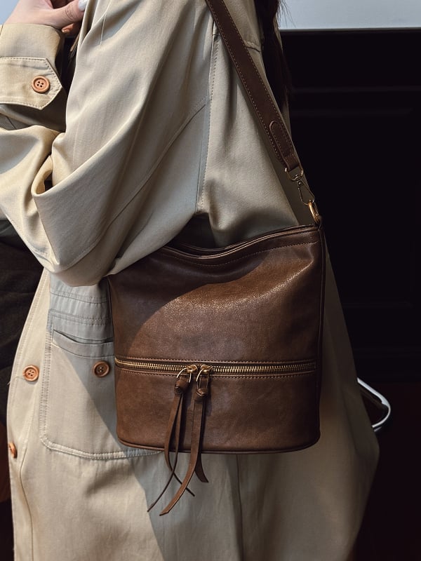 Чанта-кофа от PU с цип, единична презрамка, подплата полиестер, форма на кофа