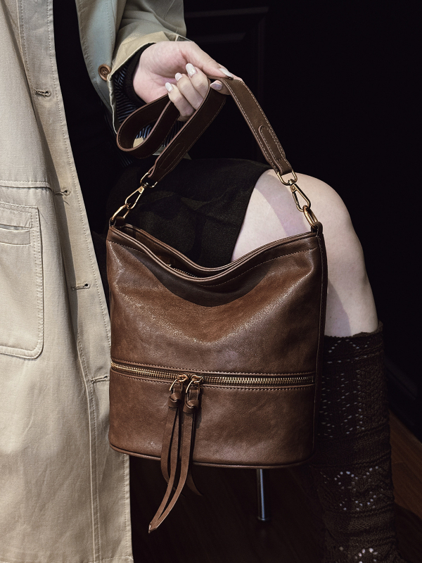 Чанта-кофа от PU с цип, единична презрамка, подплата полиестер, форма на кофа