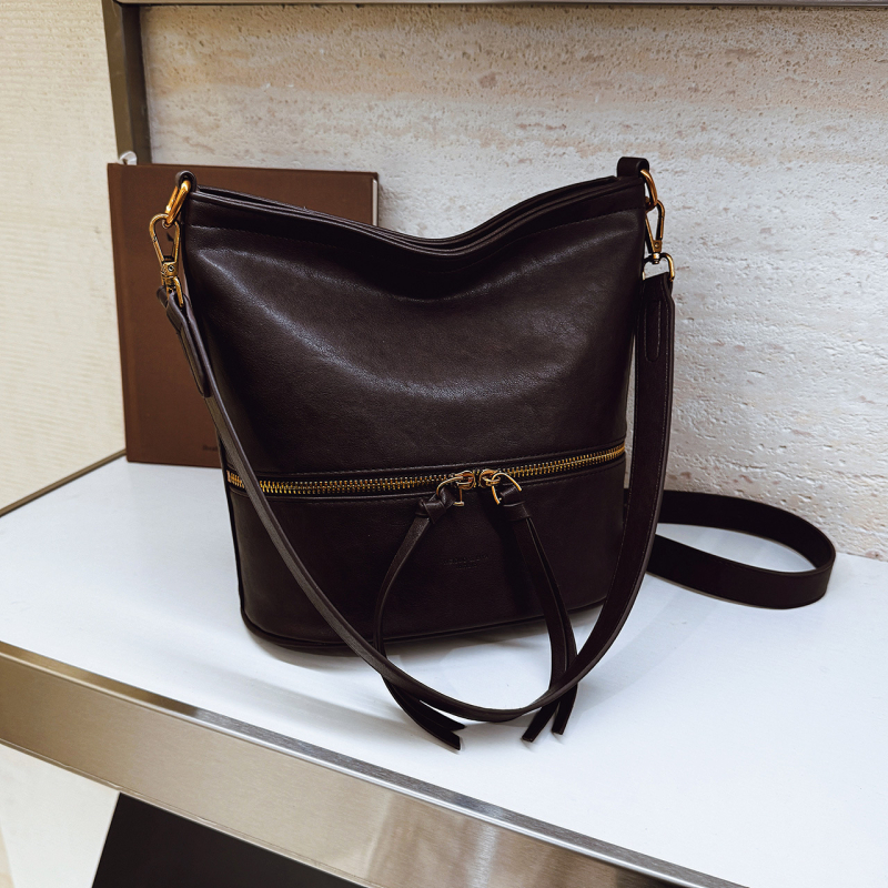 Чанта-кофа от PU с цип, единична презрамка, подплата полиестер, форма на кофа