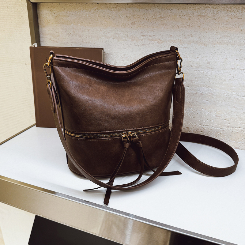 Чанта-кофа от PU с цип, единична презрамка, подплата полиестер, форма на кофа