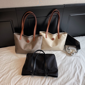 Nylon tote torba za žene, vodootporna, s zatvaračem na zip, unutarnji džep za telefon, horizontalni kvadratni oblik