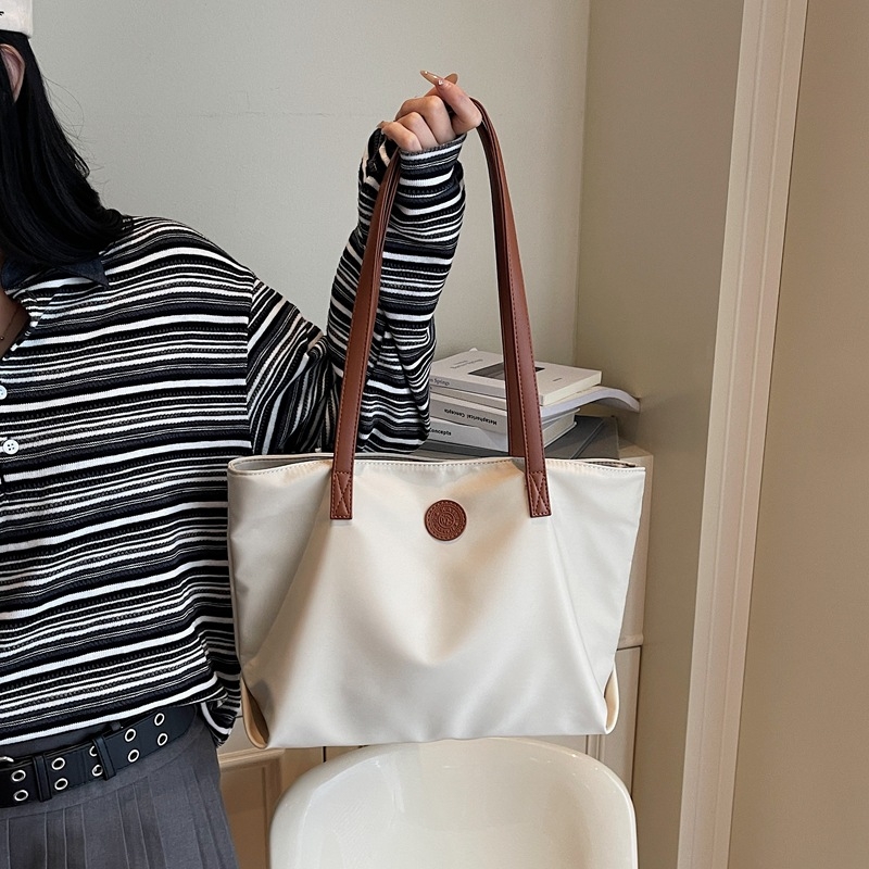 Nylon tote torba za žene, vodootporna, s zatvaračem na zip, unutarnji džep za telefon, horizontalni kvadratni oblik