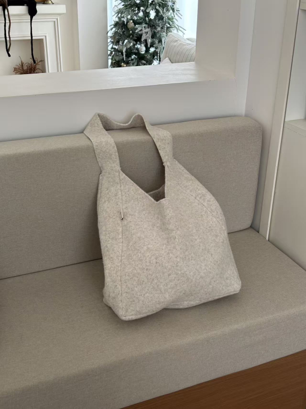 Tote torba, pleteni materijal, street-trend stil, horizontalni kvadratni oblik, podstava od poliestera