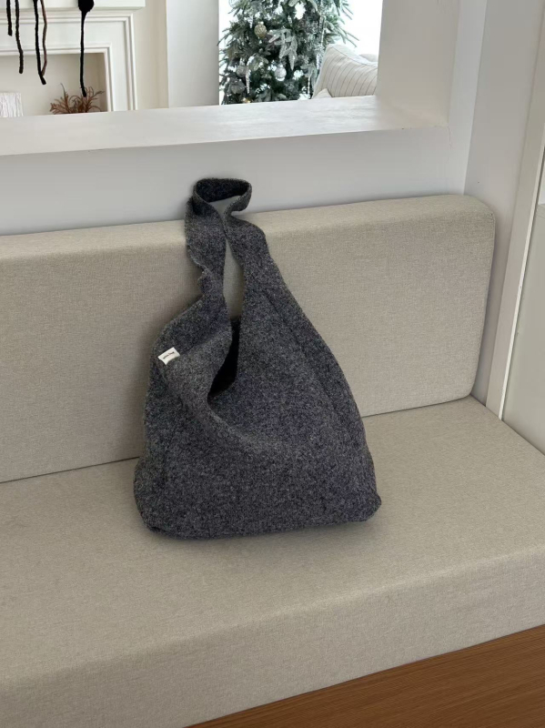 Tote torba, pleteni materijal, street-trend stil, horizontalni kvadratni oblik, podstava od poliestera