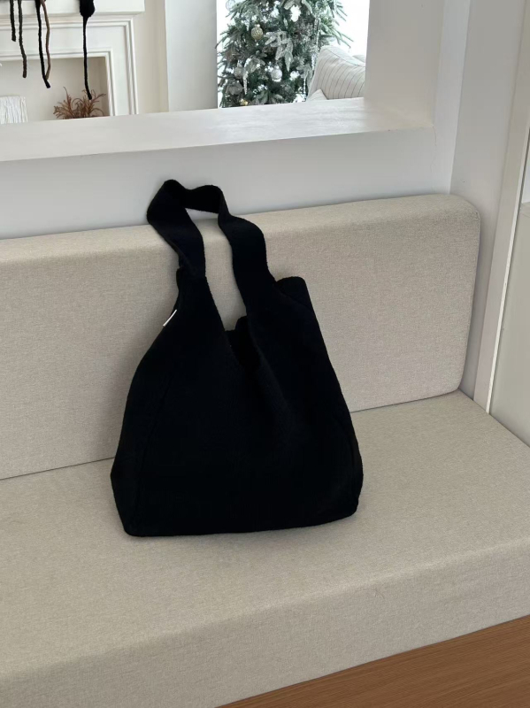 Tote torba, pleteni materijal, street-trend stil, horizontalni kvadratni oblik, podstava od poliestera
