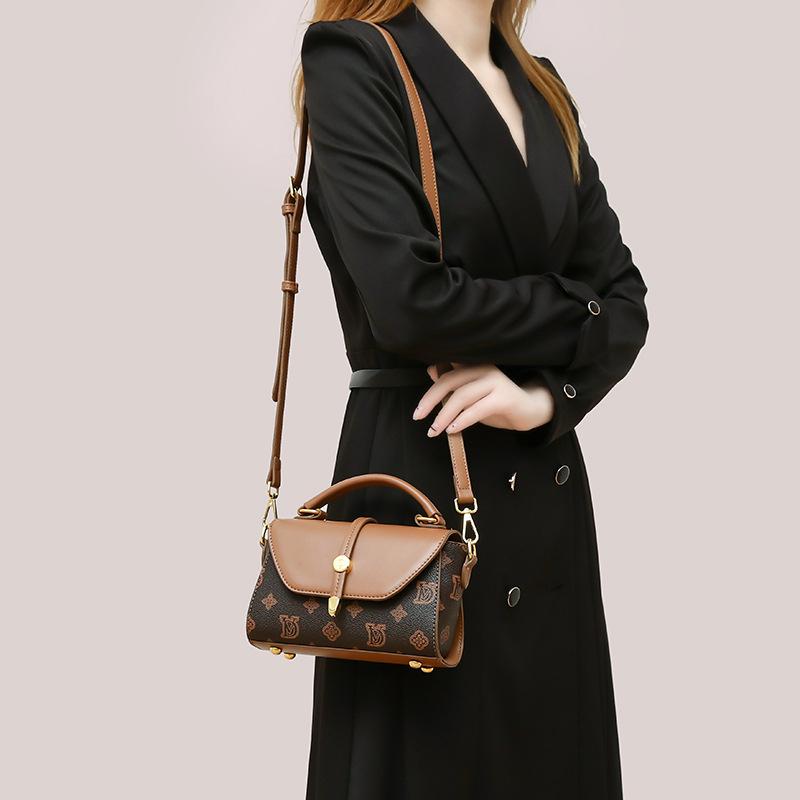 PU crossbody torba, horizontalni kvadratni oblik, magnetsko zatvaranje, unutarnji džep sa zipom i džep za mobitel, podstava od poliestera, brenda Challen/Caining