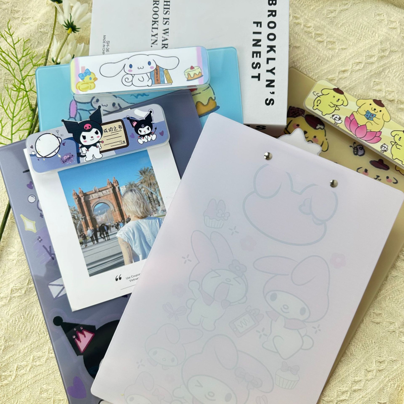 Plastový klipbord s jedným upínacím mechanizmom, dizajn kresleného psa, model TC-BJ-107, značka Tuo Chuang, hrúbka platne 2,1 mm