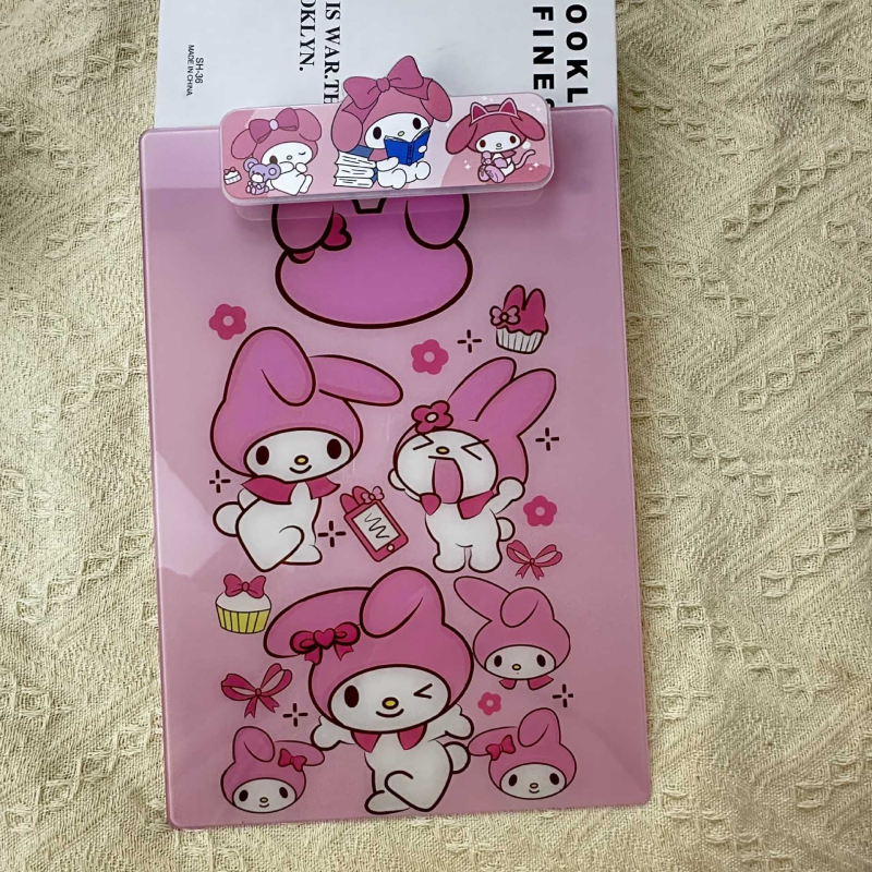 Plastový klipbord s jedným upínacím mechanizmom, dizajn kresleného psa, model TC-BJ-107, značka Tuo Chuang, hrúbka platne 2,1 mm