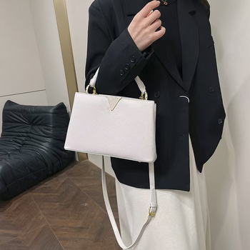 Ženska Tote torba s poklopcem, PU materijal, poliester podstava, horizontalni kvadratni oblik, zatvoren otvor, unutarnji džepovi: skriveni džep s patentnim zatvaračem, džep za mobitel, džep za identifikacijsku karticu, jedna naramenica, proljeće 2025