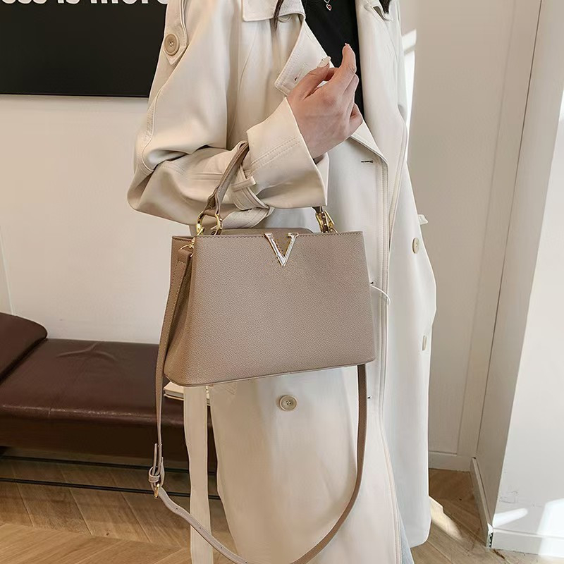 Ženska Tote torba s poklopcem, PU materijal, poliester podstava, horizontalni kvadratni oblik, zatvoren otvor, unutarnji džepovi: skriveni džep s patentnim zatvaračem, džep za mobitel, džep za identifikacijsku karticu, jedna naramenica, proljeće 2025