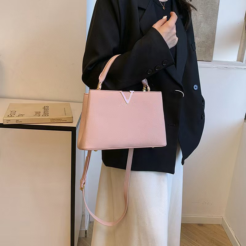 Ženska Tote torba s poklopcem, PU materijal, poliester podstava, horizontalni kvadratni oblik, zatvoren otvor, unutarnji džepovi: skriveni džep s patentnim zatvaračem, džep za mobitel, džep za identifikacijsku karticu, jedna naramenica, proljeće 2025