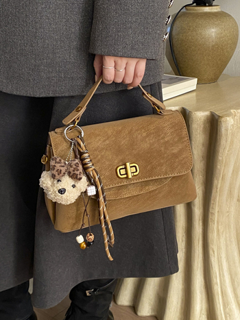 Crossbody torbica u gradskom minimalističkom stilu, otvaranje s klapnom, poliester podstava, unutarnji džep sa zipom, model ML9028