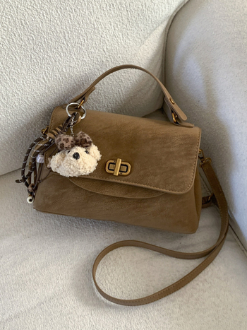 Crossbody torbica u gradskom minimalističkom stilu, otvaranje s klapnom, poliester podstava, unutarnji džep sa zipom, model ML9028