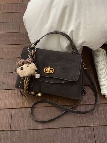Crossbody torbica u gradskom minimalističkom stilu, otvaranje s klapnom, poliester podstava, unutarnji džep sa zipom, model ML9028