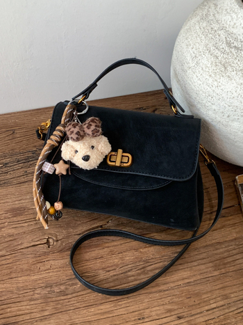 Crossbody torbica u gradskom minimalističkom stilu, otvaranje s klapnom, poliester podstava, unutarnji džep sa zipom, model ML9028