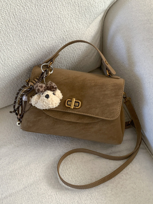 Crossbody torbica u gradskom minimalističkom stilu, otvaranje s klapnom, poliester podstava, unutarnji džep sa zipom, model ML9028