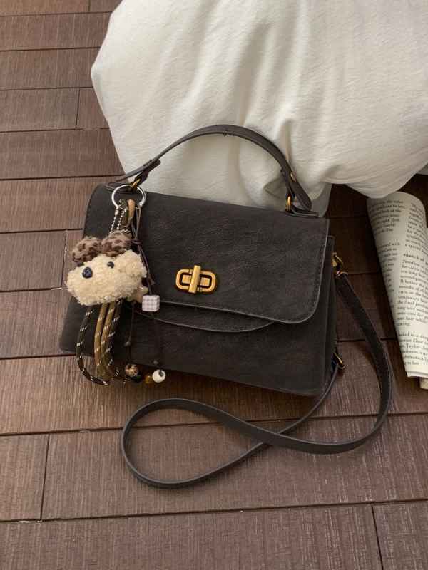 Crossbody torbica u gradskom minimalističkom stilu, otvaranje s klapnom, poliester podstava, unutarnji džep sa zipom, model ML9028