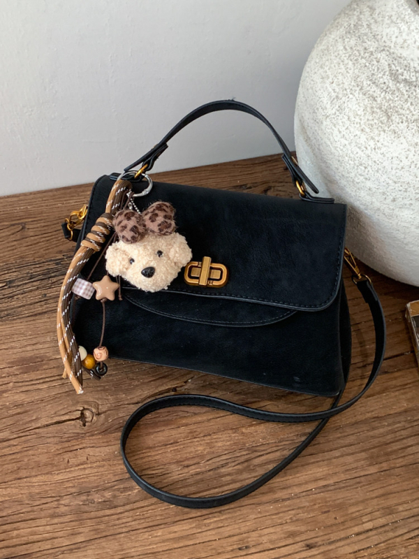 Crossbody torbica u gradskom minimalističkom stilu, otvaranje s klapnom, poliester podstava, unutarnji džep sa zipom, model ML9028