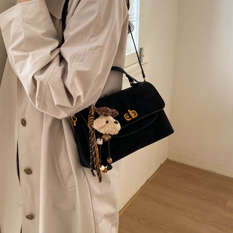 Crossbody torbica u gradskom minimalističkom stilu, otvaranje s klapnom, poliester podstava, unutarnji džep sa zipom, model ML9028