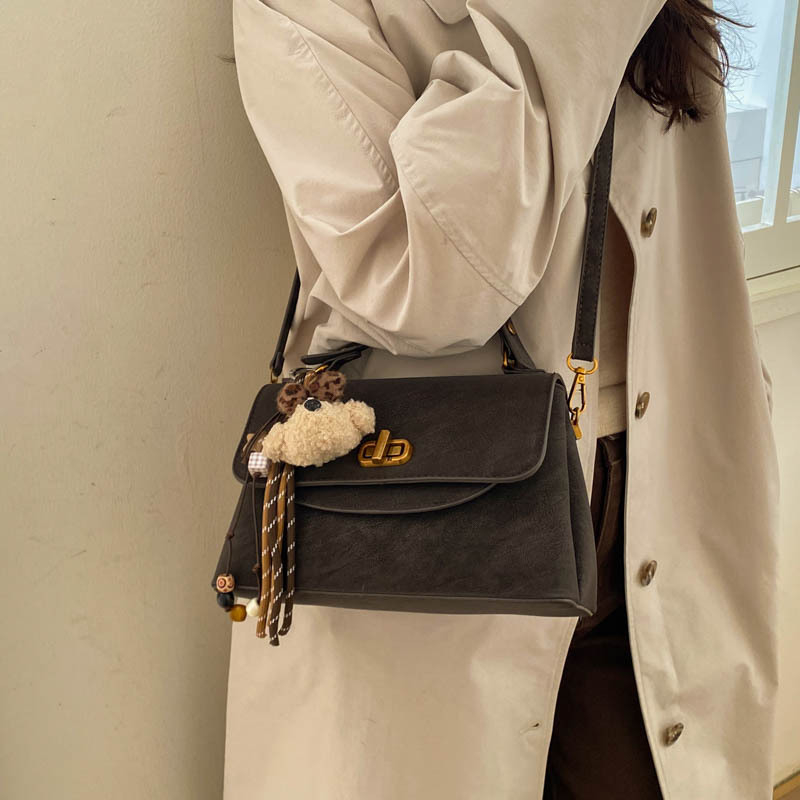 Crossbody torbica u gradskom minimalističkom stilu, otvaranje s klapnom, poliester podstava, unutarnji džep sa zipom, model ML9028