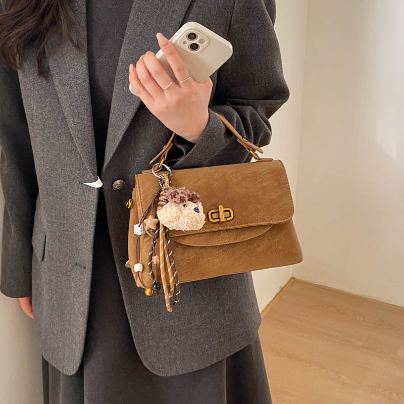 Crossbody torbica u gradskom minimalističkom stilu, otvaranje s klapnom, poliester podstava, unutarnji džep sa zipom, model ML9028